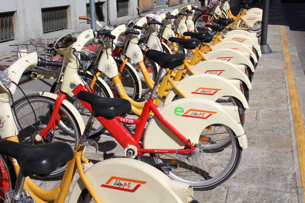 Le biciclette elettriche sono uno degli esempi di mobilità sostenibile per i turisti